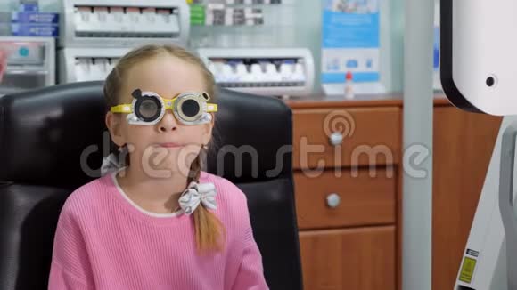 年轻女孩接受眼科医生验光师或眼科医生的眼科检查视频的预览图
