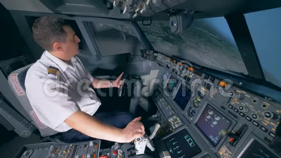 开始着陆过程由专业飞行员执行驾驶舱飞行甲板视频的预览图
