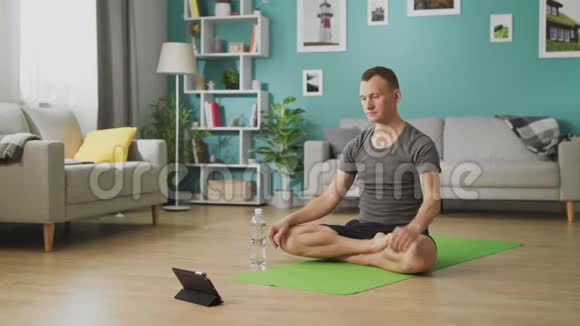 在网上瑜伽课上男人从瓶子里喝水视频的预览图