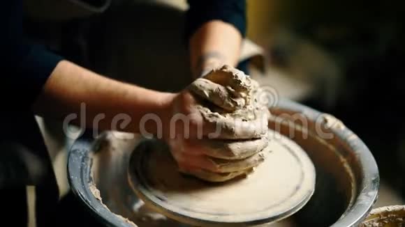 陶工在陶工车轮上用粘土做陶罐造型讲习班艺术概念视频的预览图