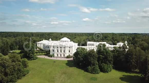 俄罗斯彼得堡巴甫洛夫斯克公园和宫殿的无人视野拍摄于4KUHD视频的预览图