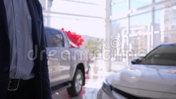 汽车生意女售货员把钥匙交给车主成功时握手特写视频的预览图