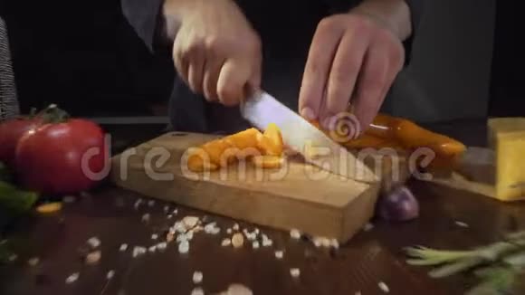 在木板上切生胡萝卜的放大镜头切蔬菜切食物切成圆圈视频的预览图