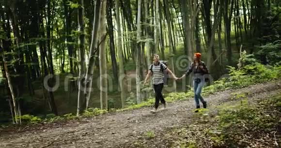 背包情侣在森林里散步视频的预览图