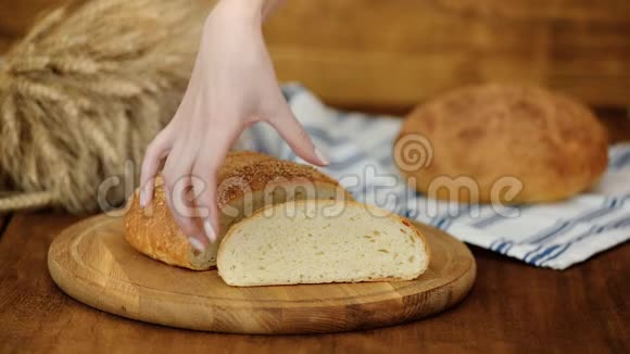 自制刚烤好的面包放在砧板上视频的预览图