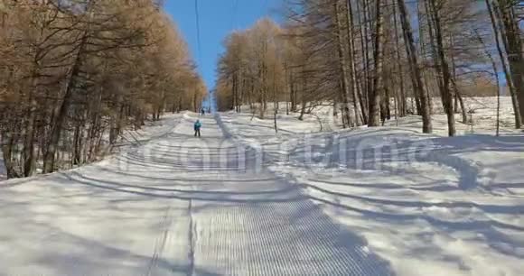 滑雪电梯拉力视频的预览图