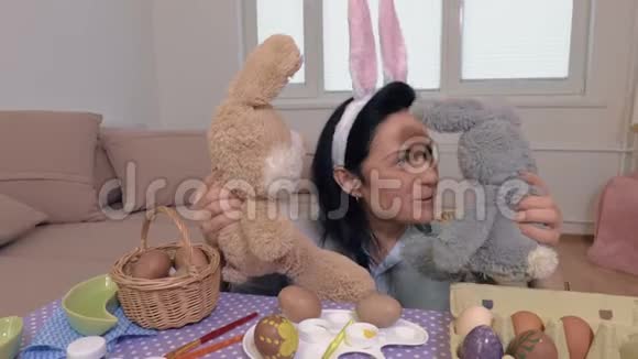 女人玩玩具兔子视频的预览图