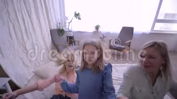 家人的爱快乐的母亲和女儿一起玩一起躺在床上视频的预览图