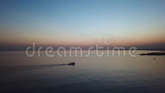 孤独的小船在黄金时间横渡大海视频的预览图