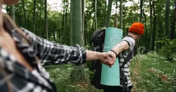 几个在森林里牵手的游客视频的预览图