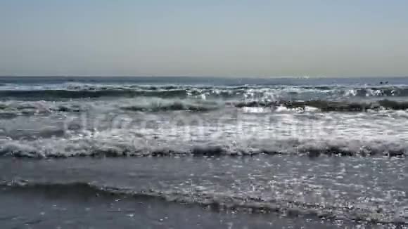 潮汐来到海岸特写海水水位在涨潮时缓慢上升海浪覆盖着金沙视频的预览图