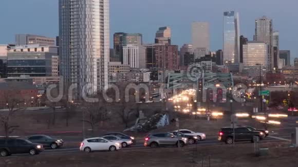 丹佛市中心的天际线黄昏时间盘视频的预览图
