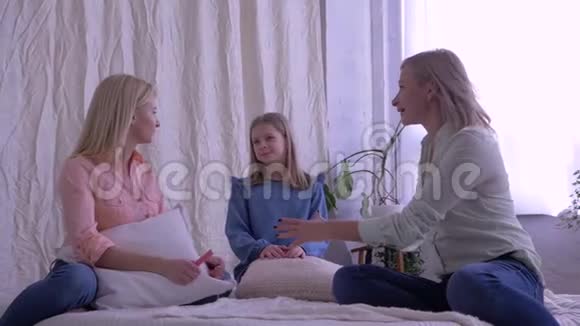家庭沟通妈妈和女儿一起在家睡觉视频的预览图