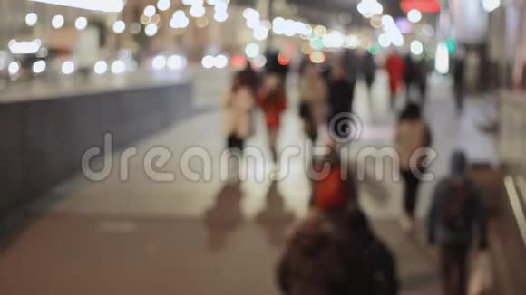 晚上街上人潮模糊夜间运动视频的预览图