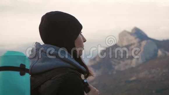 快乐的旅行者女孩徒步旅行者在山顶旅游旅游和健康的生活方式理念视频的预览图