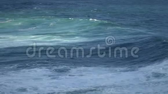 蓝色大海浪视频的预览图