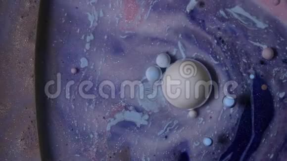 墨水在水下旋转彩色泡泡的抽象背景视频的预览图