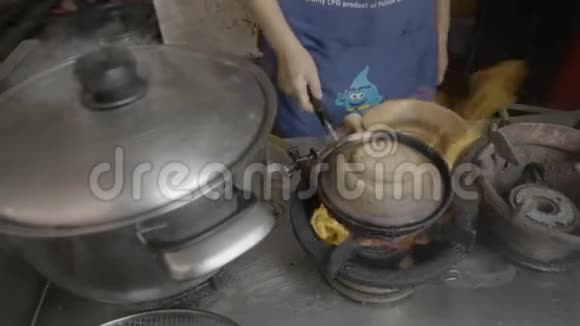 厨房灶台上的小陶器视频的预览图