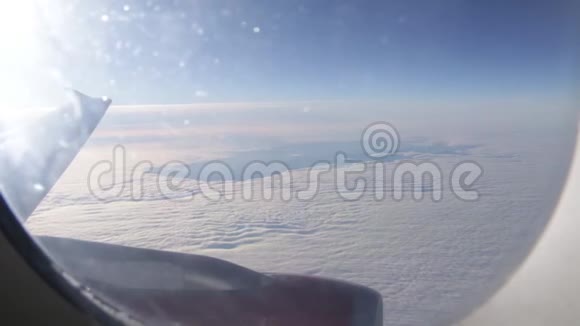 乘飞机飞越云层视频的预览图