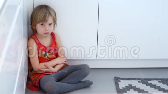 虐待儿童一个受惊的孩子被冒犯的小女孩正坐在地板上视频的预览图
