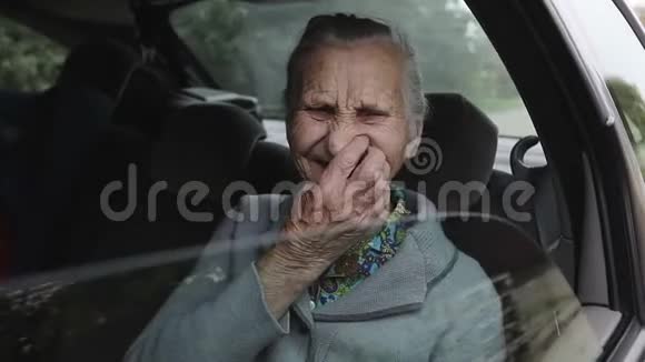 快乐的祖母正坐在车里视频的预览图