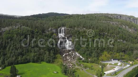 观赏美丽的Tvindefossen瀑布Voss挪威视频的预览图