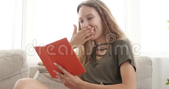 快乐的少女在家看书视频的预览图