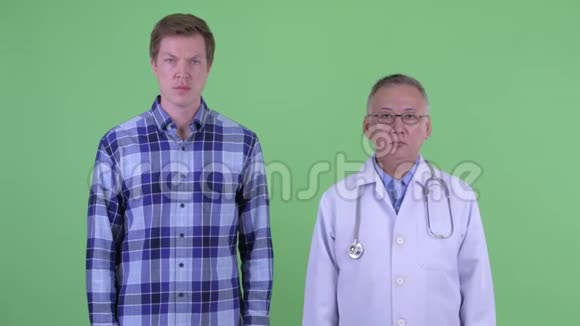 一个成熟的日本男医生和一个年轻人一起得到坏消息视频的预览图