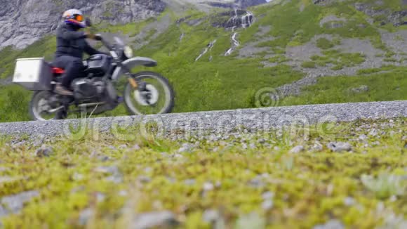 挪威公路上摩托车手的地面景观视频的预览图