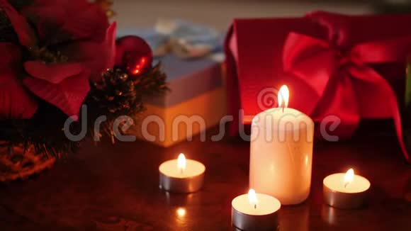 客厅漂亮的木制桌子的4k视频用礼物花环和蜡烛装饰圣诞节完美完美完美视频的预览图