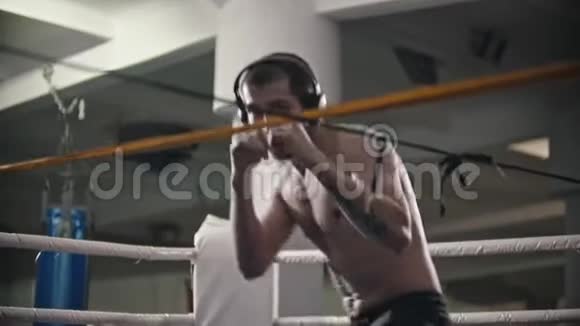 盒子训练一个戴着耳机在健身房训练的男人影子战斗视频的预览图