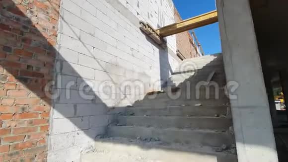 爬上未完工房屋的混凝土楼梯房屋建造概况视频的预览图