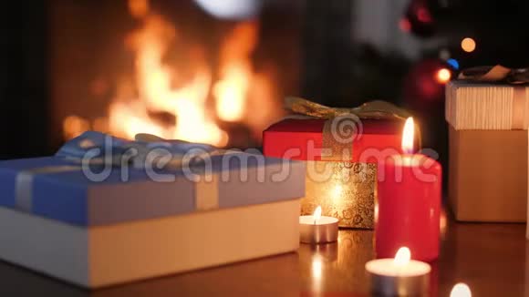 带有圣诞礼物和蜡烛的盒子的4k视频防止客厅的火盆着火完美的背景视频的预览图