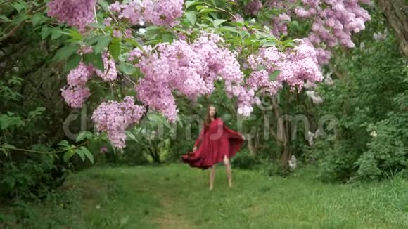 苗条的女孩穿着宽松的裙子在公园跳舞视频的预览图