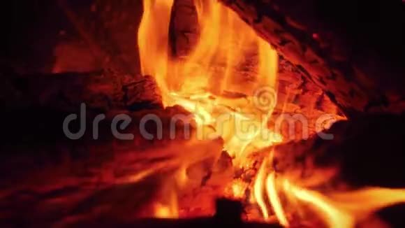 从烤炉中燃烧的木头慢慢流出火焰的宏观慢动作视频视频的预览图