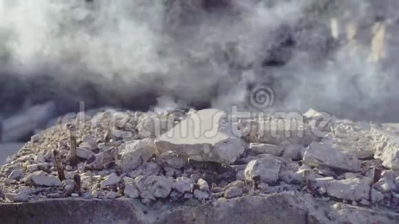 受灾者的观念玩具熊落在吸烟废墟的背景上视频的预览图