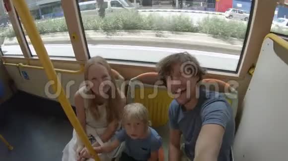 一家人坐公车使用公共交通的概念视频的预览图