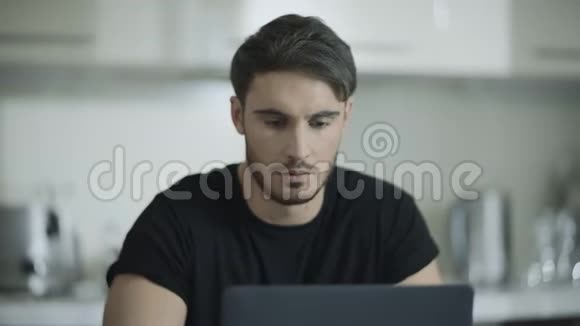 严肃的男人在家里喝咖啡专注于笔记本电脑的商人视频的预览图