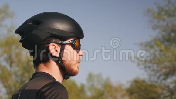 年轻职业自行车运动员在训练前饮水的肖像自行车的概念慢动作视频的预览图