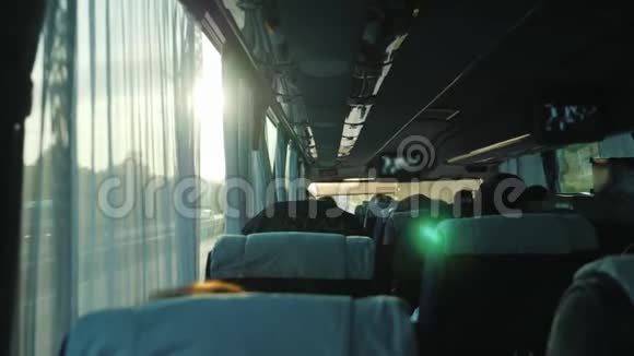 从乘客巴士内观看游客乘车旅行和旅游概念视频的预览图
