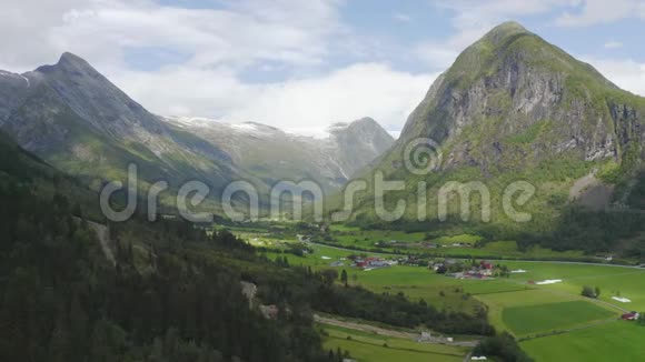 空中拍摄的Fjaerland飞行通过Fjaerland村和附近的斯基斯尼帕山视频的预览图