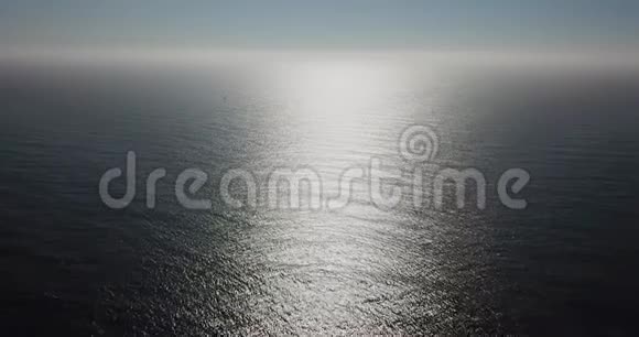 太阳反射中海洋的空中拍摄视频的预览图