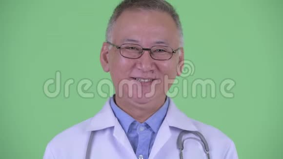 一脸快乐成熟的日本男医生笑着笑着视频的预览图