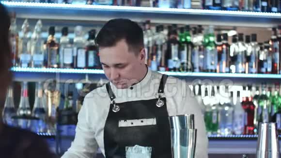 酒吧内部混合酒精鸡尾酒的年轻帅哥酒吧男视频的预览图