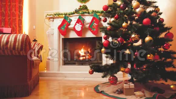 配有壁炉的漂亮客厅4k视频用来庆祝圣诞节和新年视频的预览图