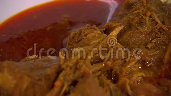 用勺子吃牛肉炖肉亚洲视频的预览图