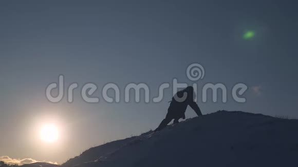 登山者从雪山上慢慢下来以免摔倒在山区的极端远足游客徒步旅行者视频的预览图