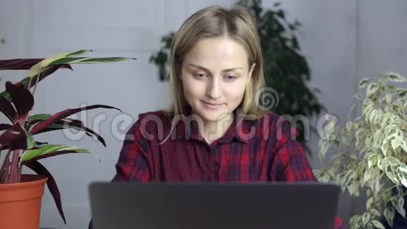 疲惫的女人按摩她的头减轻长时间工作的压力看着笔记本电脑屏幕视频的预览图