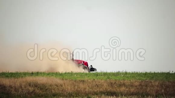 农用拖拉机准备受干旱影响的尘土视频的预览图