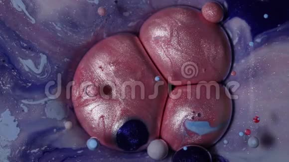抽象球体分子细胞油中油漆气泡的运动视频的预览图